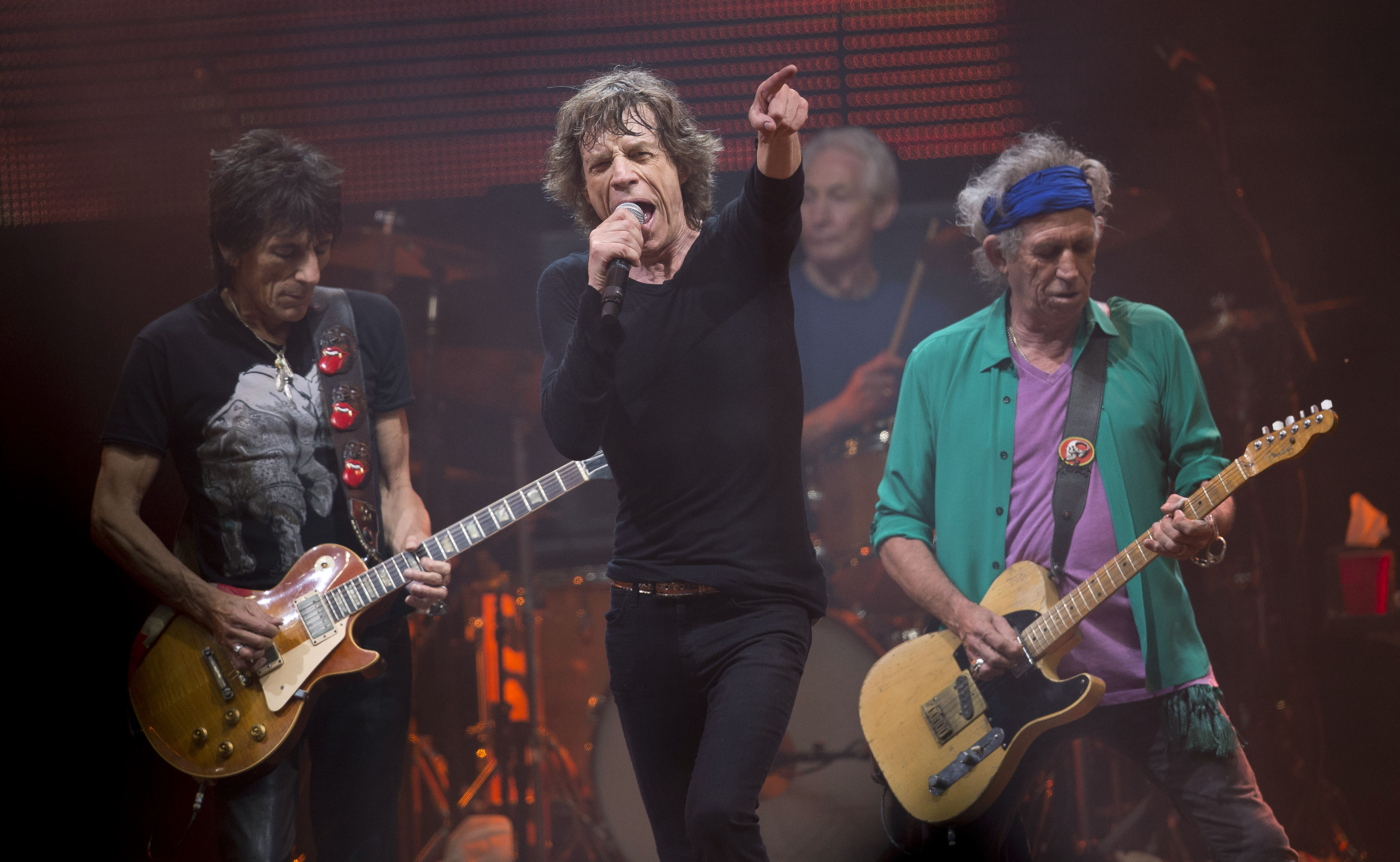 Rolling stone 1. Группа the Rolling Stones. Рок группа Роллинг стоунз. Роллинг стоунз в молодости. Роллинг стоунз на сцене.