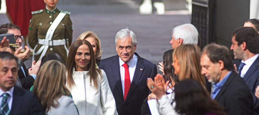 23 de mayo de 2018/SANTIAGO El Presidente de la República, junto a la Primera Dama, la Ministra de la Mujer y la Equidad de Género, y ministros, parlamentarios de todos los partidos políticos, y representantes de la sociedad civil, participa de un acto de presentación de la agenda de equidad de género del Gobierno. La ministra de la Mujer, Isabel Pla (I), y el presidente Sebastian Piñera (D), entran al Patio de los cañones. FOTO: SEBASTIAN BELTRÁN GAETE/AGENCIAUNO