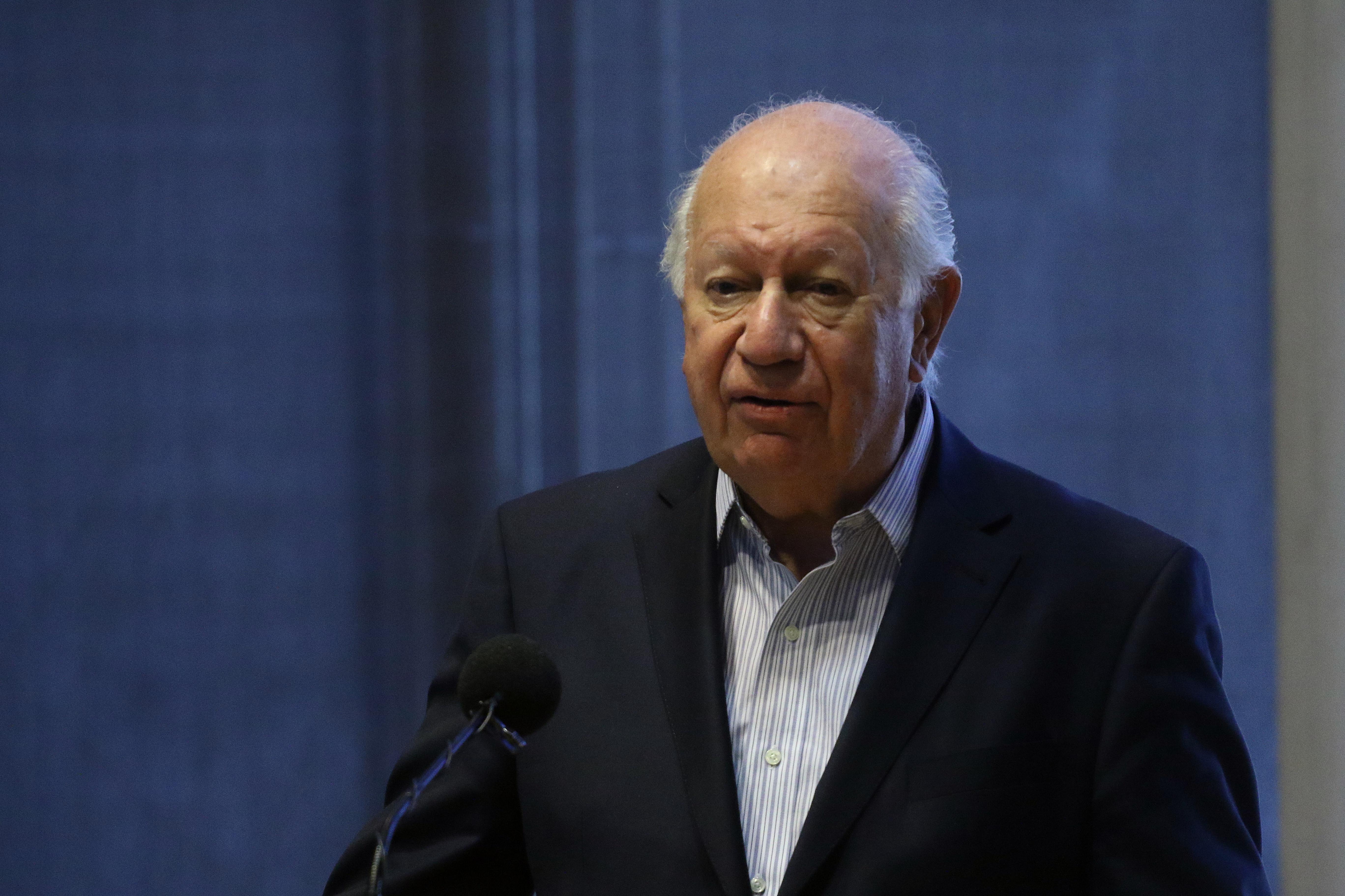 11 de enero de 2019/SANTIAGO Se inaugura en el Museo de la Memoria, la instalación permanente de la bandera nacional con su escudo al medio, rescatada de la moneda, tras el bombardeo al palacio presidencial en 1973. El ex presidente Ricardo Lagos. FOTO: SEBASTIAN BELTRAN GAETE/AGENCIAUNO