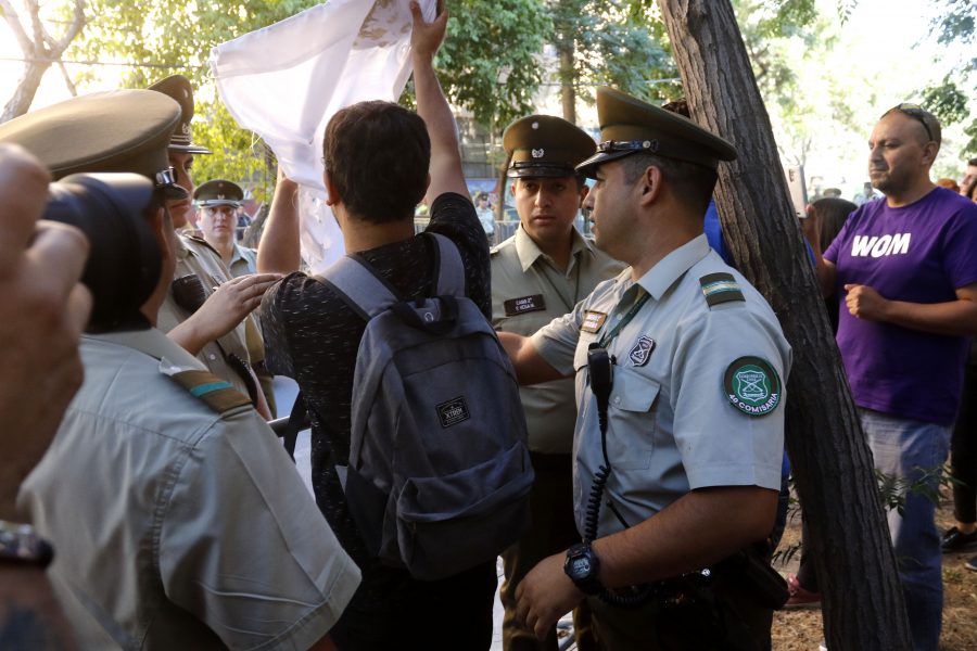 17 de Diciembre de 2017/SANTIAGO Fuertes medidas de seguridad en los alrededores del lugar de votación del candidato de Chile Vamos, Sebastian Piñera, carabineros acordono el sector con vallas papales, personal del Gope y control de identidad de algunas personas FOTO:MARIO DAVILAHERNANDEZ/AGENCIAUNO